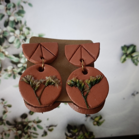 Handmade terra cotta earrings with real flowers - Picture 6 of 6